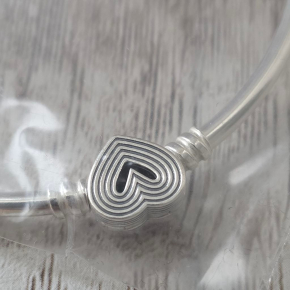 Women's Pandora Bangle Bracelet Silver Heart Charm size 8 - Picture 3 of 6